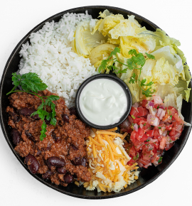 „Burrito bowl“ su jautiena ir raudonosiomis pupelėmis, pomidorų salsa, grietine